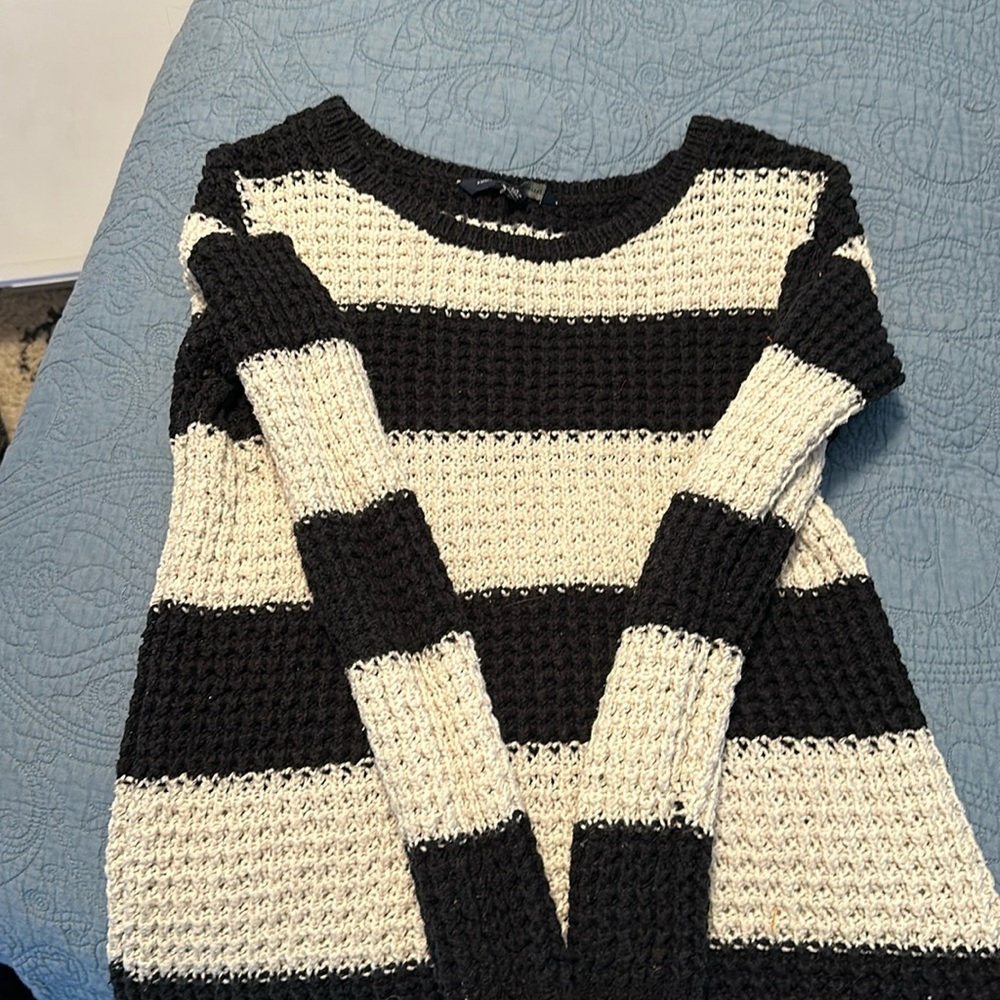Cute black and white sweater American Eagle